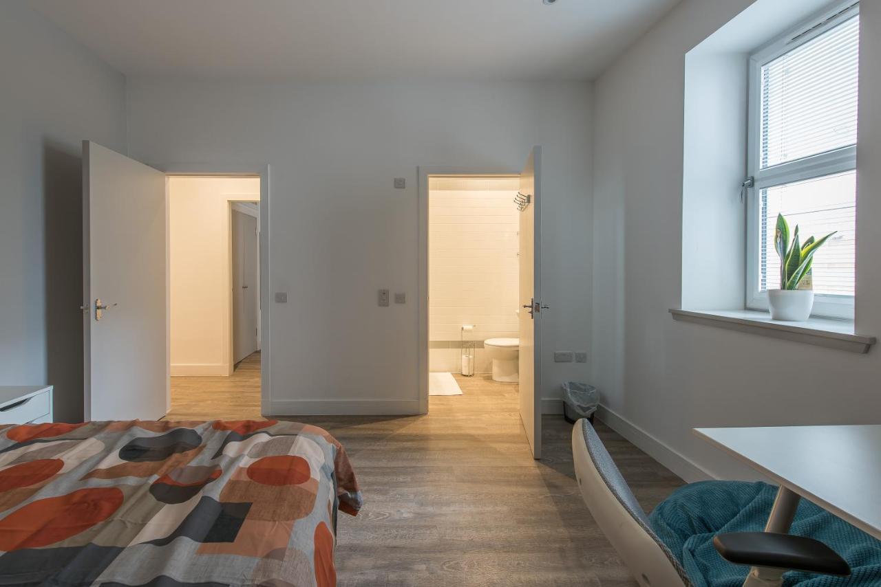 Haymarket Spacious 3 Bedroom Street Level Appartement *