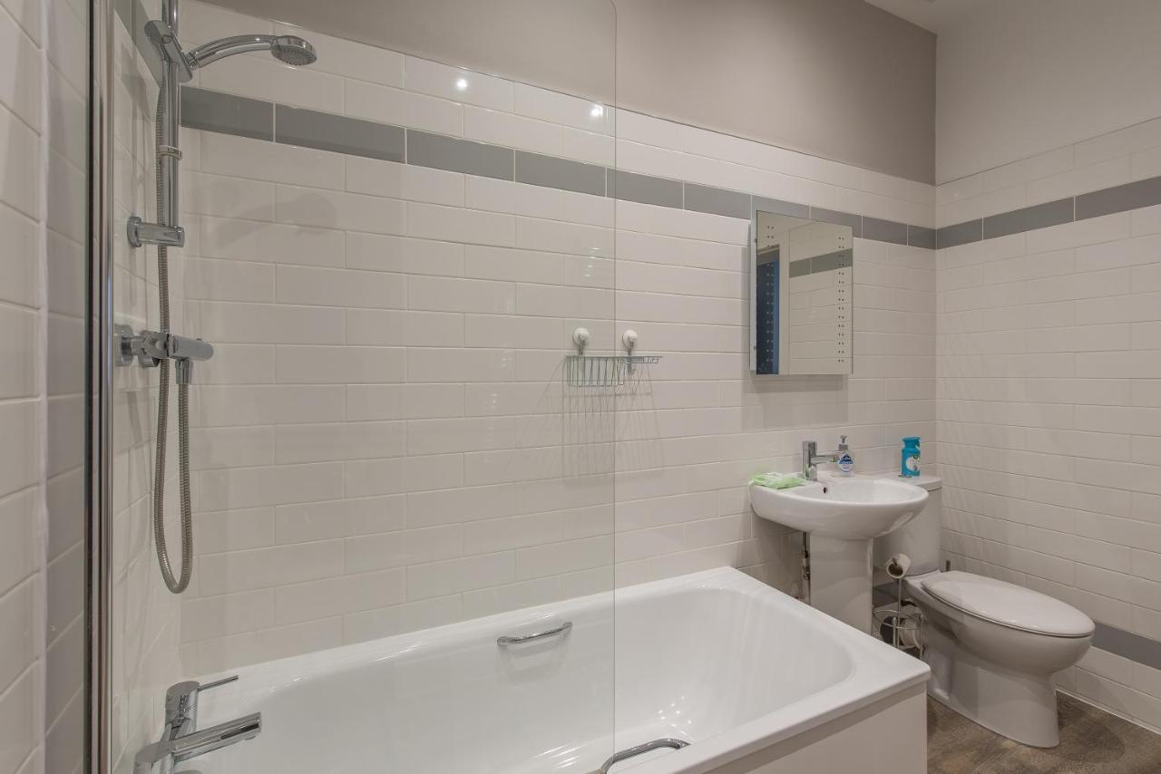 Haymarket Spacious 3 Bedroom Street Level Appartement