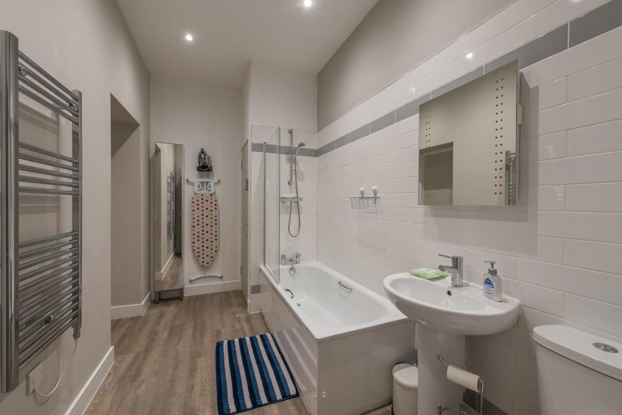 Haymarket Spacious 3 Bedroom Street Level Appartement